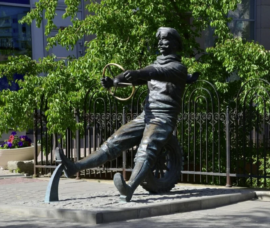 Скульптура "Автомобилист Адам Козлевич"