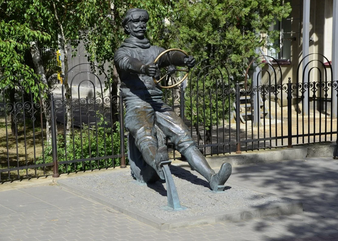 Скульптура "Автомобилист Адам Козлевич"