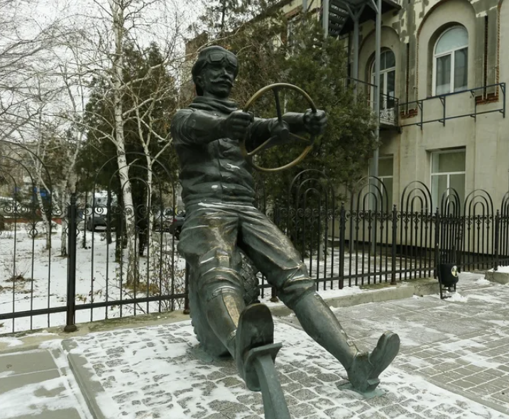 Скульптура "Автомобилист Адам Козлевич"