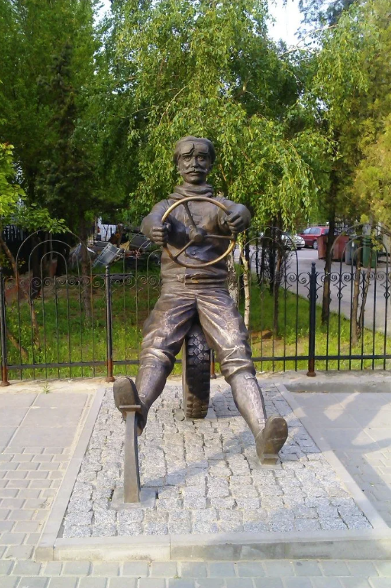 Скульптура "Автомобилист Адам Козлевич"