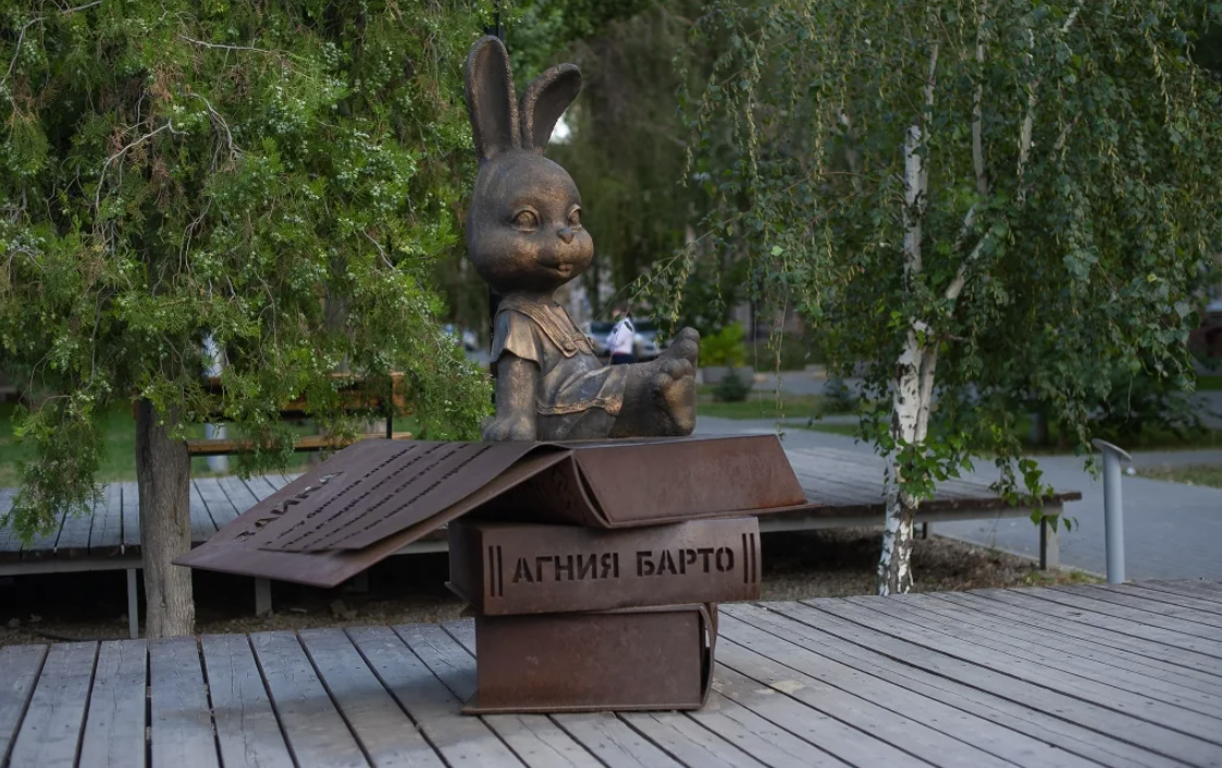 Скульптура "Зайка Агнии Барто"