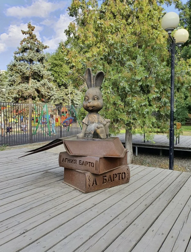 Скульптура "Зайка Агнии Барто"