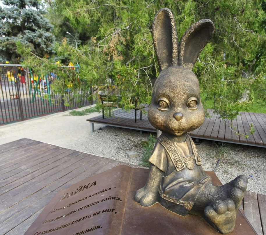 Скульптура "Зайка Агнии Барто"