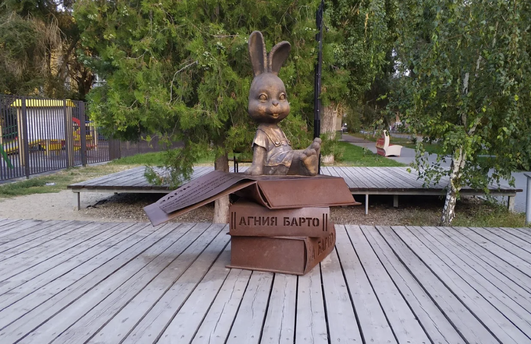 Скульптура "Зайка Агнии Барто"