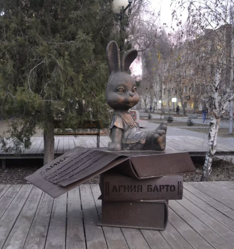 Скульптура "Зайка Агнии Барто"