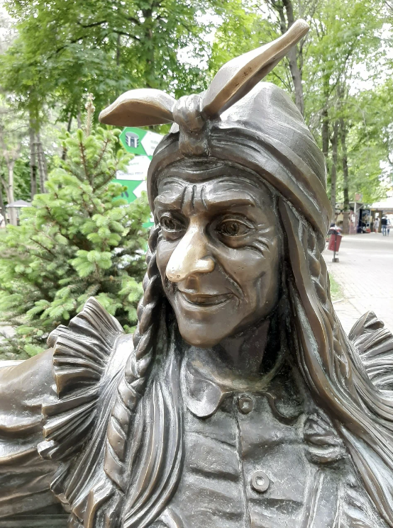 Скульптура "Баба Яга"