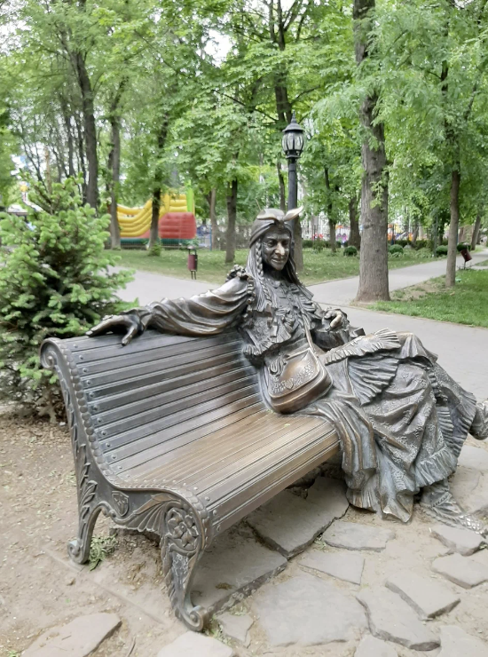 Скульптура "Баба Яга"