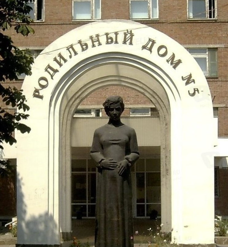 Скульптура "Дающая жизнь"