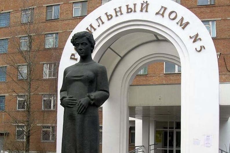 Скульптура "Дающая жизнь"