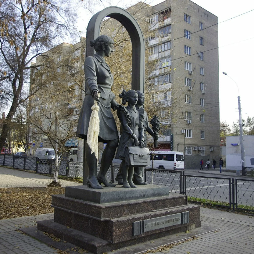 Скульптура "Учительница первая моя"