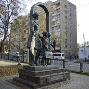 Скульптура "Учительница первая моя"