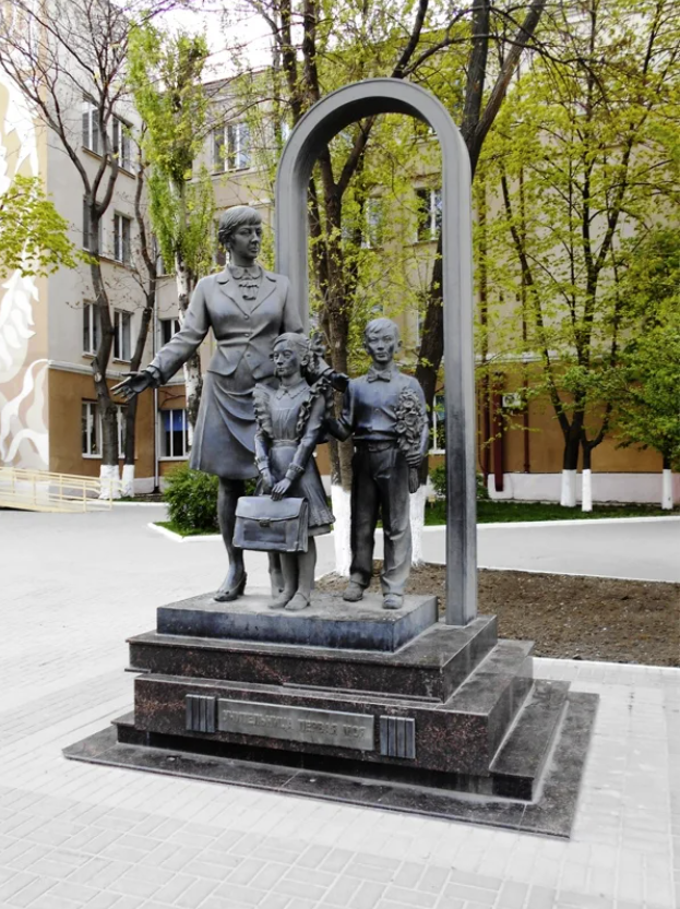 Скульптура "Учительница первая моя"