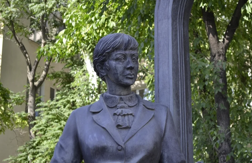 Скульптура "Учительница первая моя"