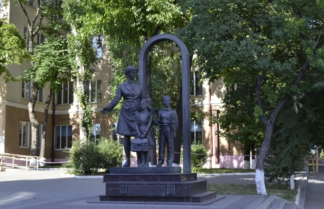 Скульптура "Учительница первая моя"