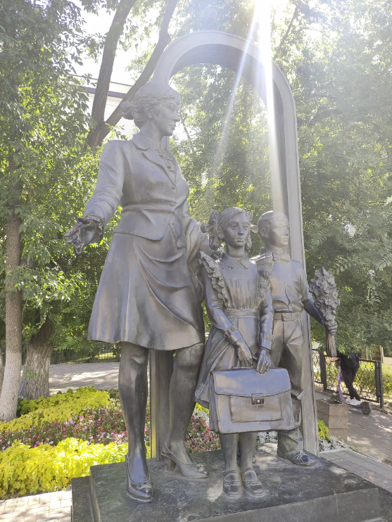 Скульптура "Учительница первая моя"