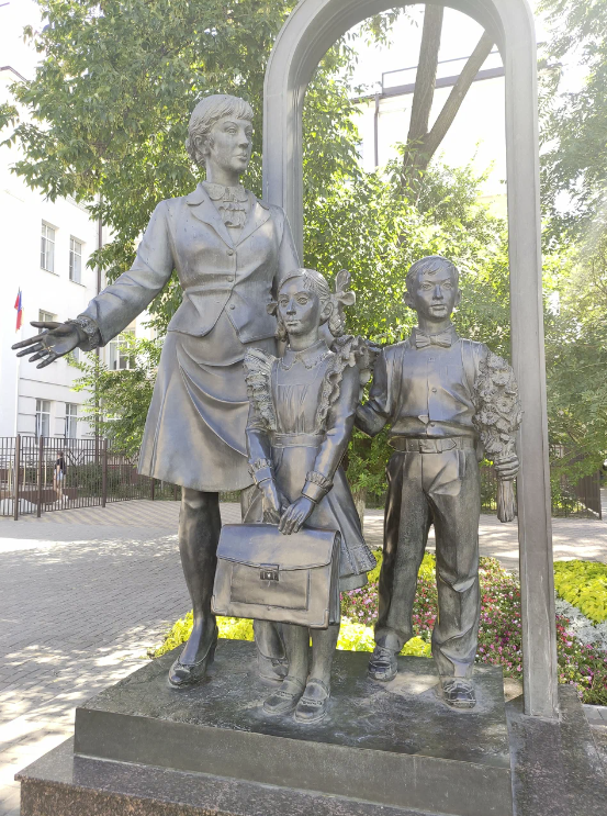 Скульптура "Учительница первая моя"