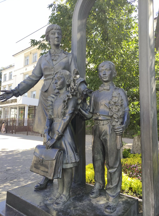 Скульптура "Учительница первая моя"