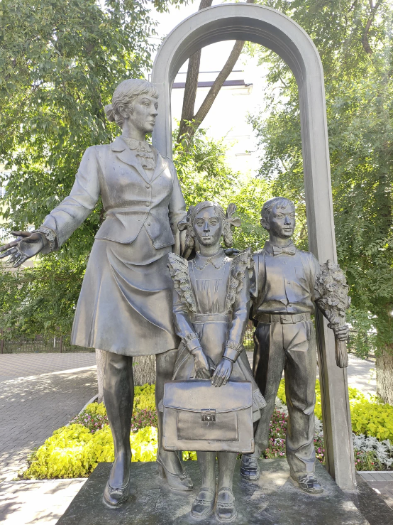 Скульптура "Учительница первая моя"