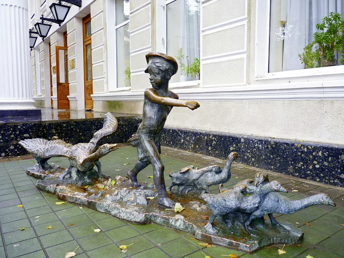 Скульптура "Нахалёнок и гуси"