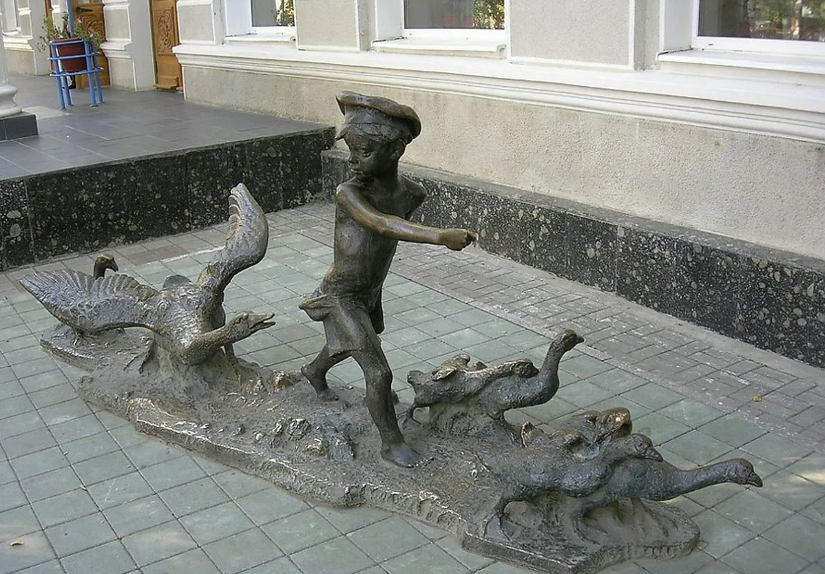 Скульптура "Нахалёнок и гуси"