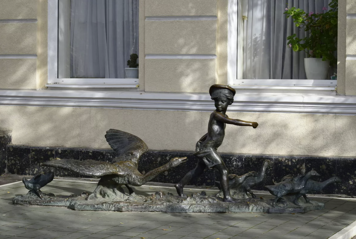 Скульптура "Нахалёнок и гуси"