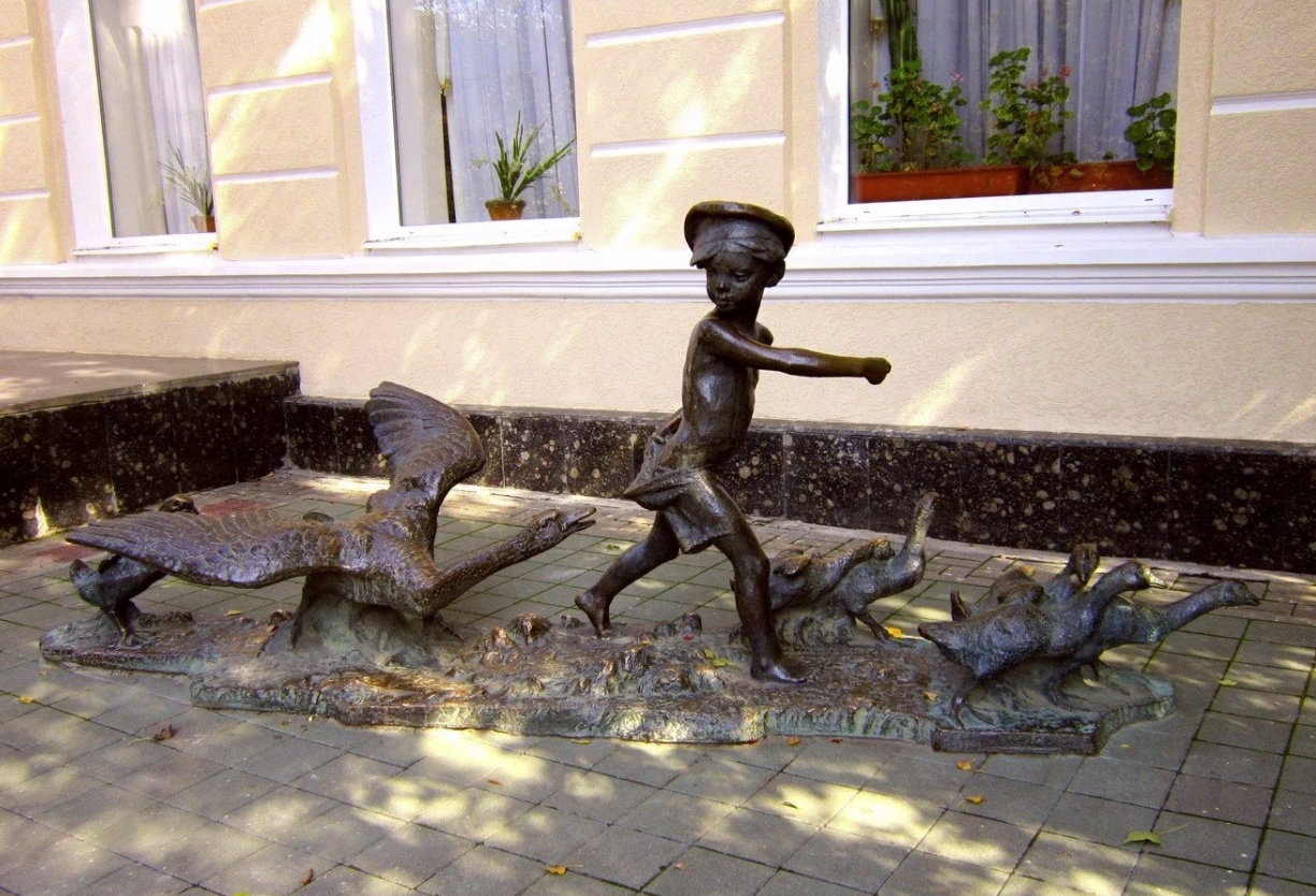 Скульптура "Нахалёнок и гуси"