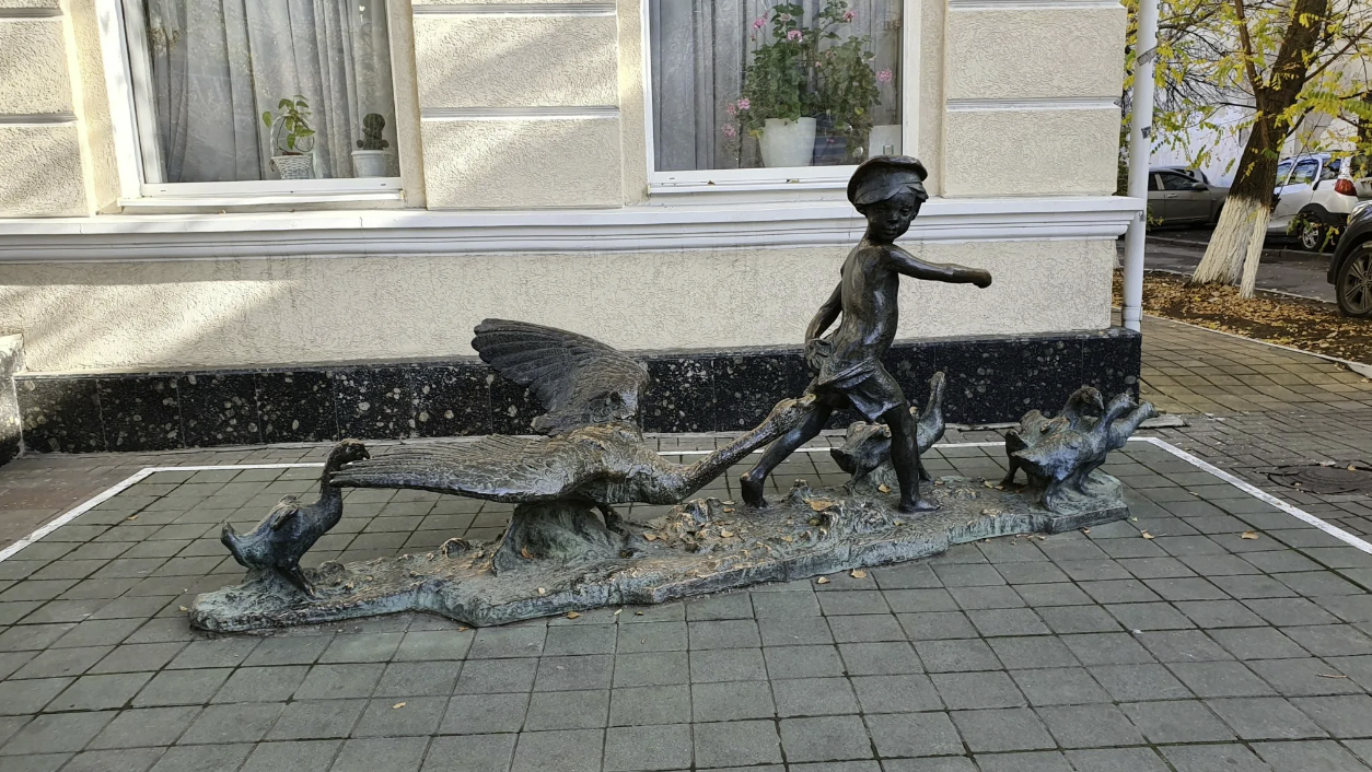 Скульптура "Нахалёнок и гуси"