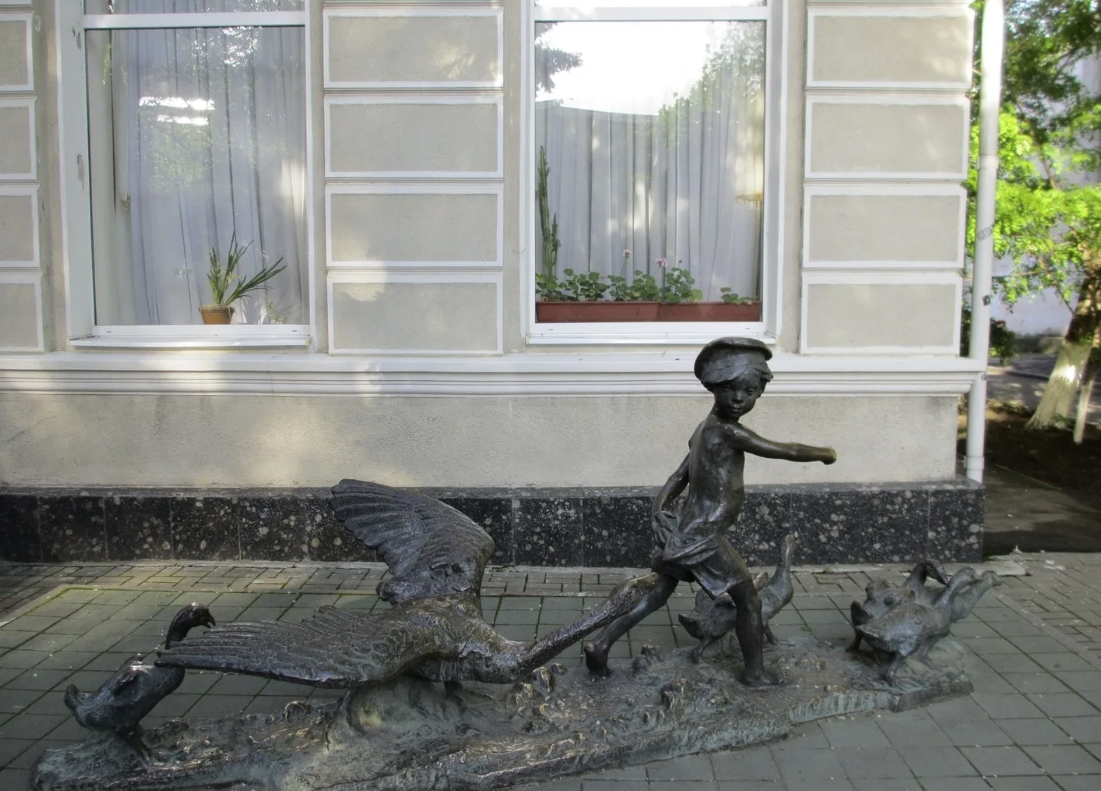 Скульптура "Нахалёнок и гуси"