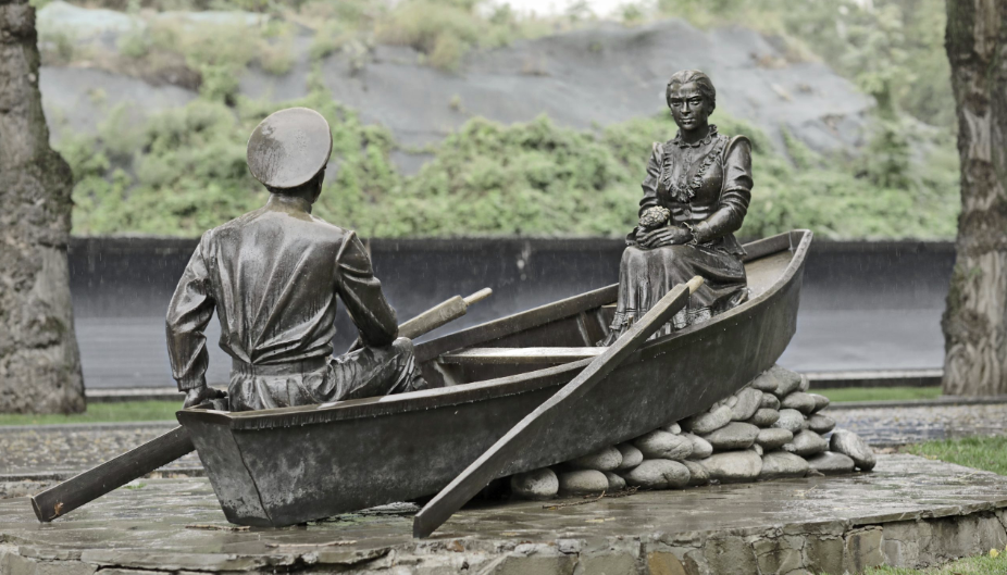 Скульптура "Григорий и Аксинья"