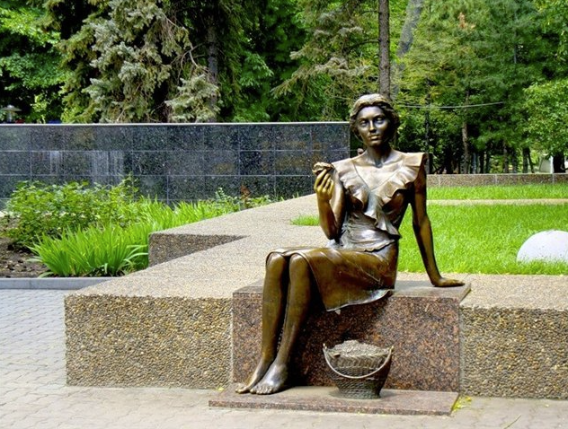 Скульптура "Цветочница"