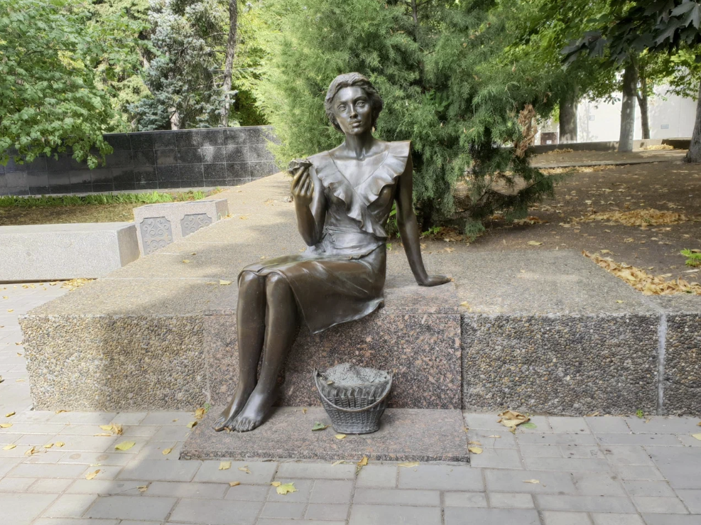 Скульптура "Цветочница"