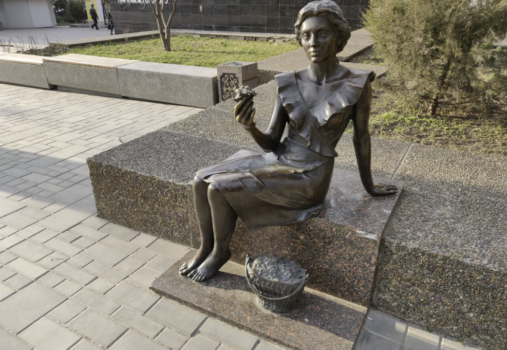 Скульптура "Цветочница"