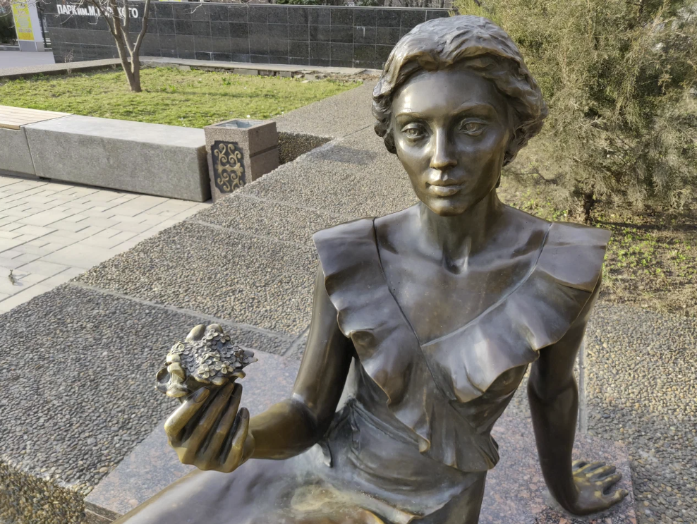 Скульптура "Цветочница"