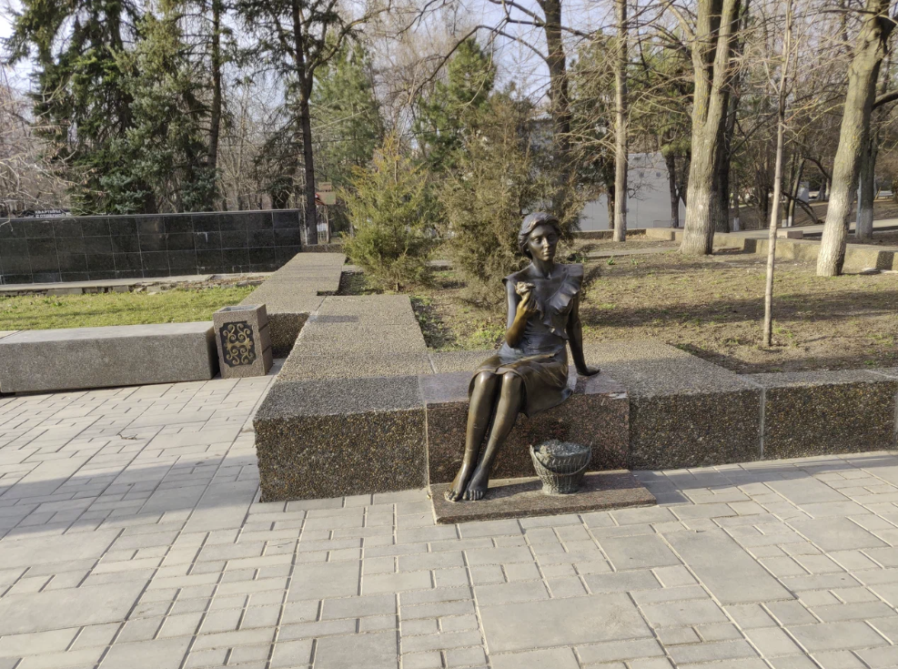 Скульптура "Цветочница"