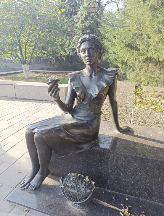 Скульптура "Цветочница"