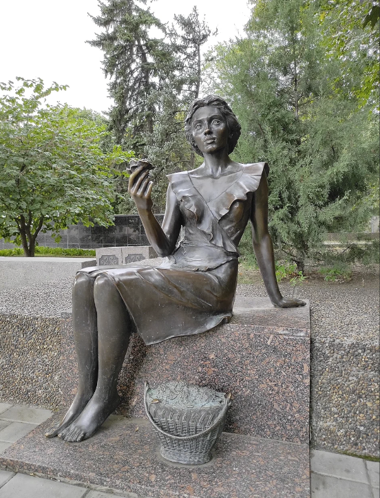 Скульптура "Цветочница"