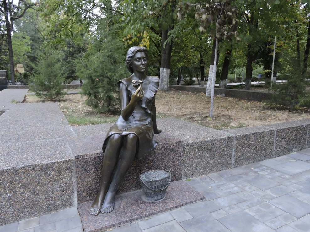 Скульптура "Цветочница"