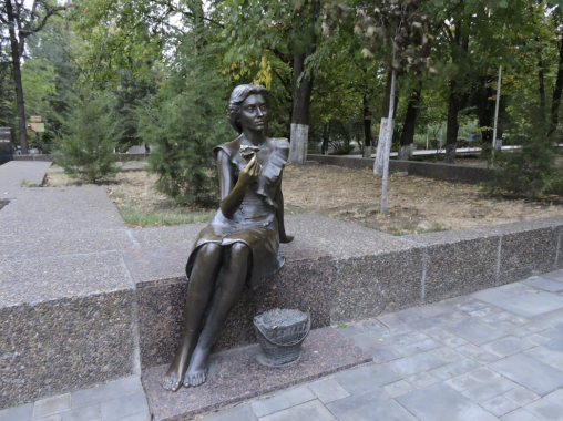 Скульптура "Цветочница"