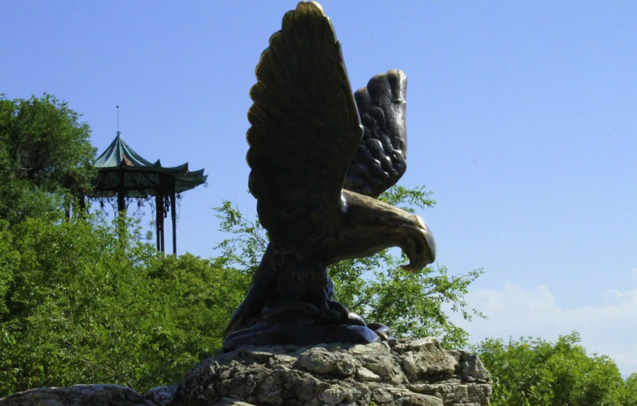 Скульптура "Орёл"