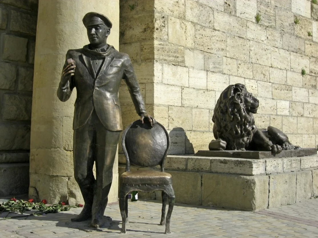 Памятник "Остап Бендер" у Провала