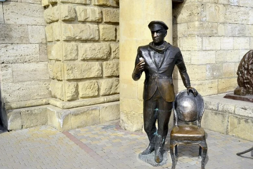 Памятник "Остап Бендер" у Провала