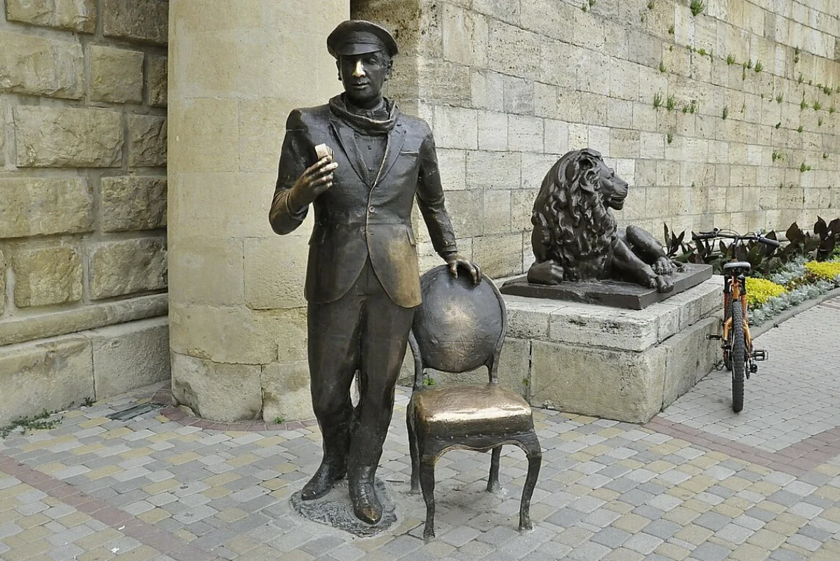 Памятник "Остап Бендер" у Провала