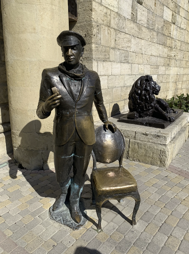 Памятник "Остап Бендер" у Провала