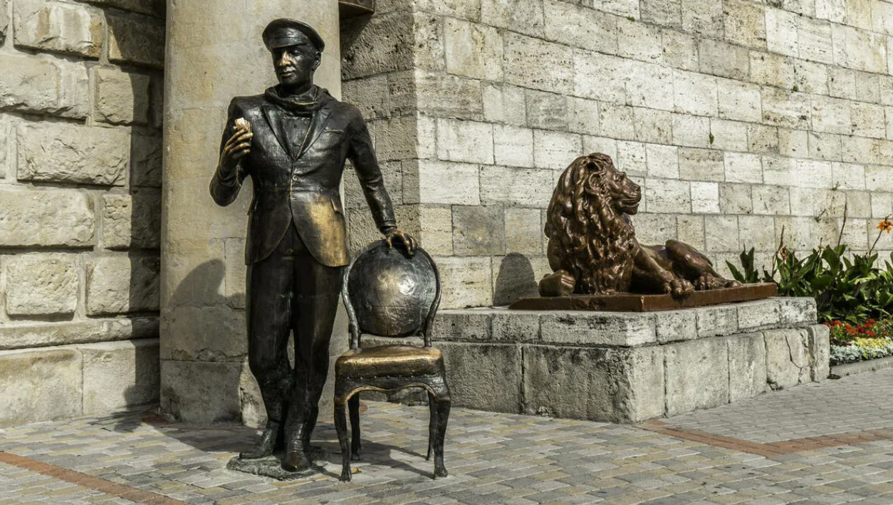 Памятник "Остап Бендер" у Провала