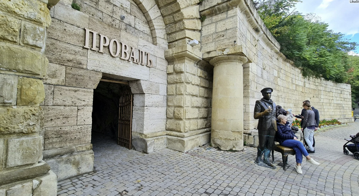 Памятник "Остап Бендер" у Провала