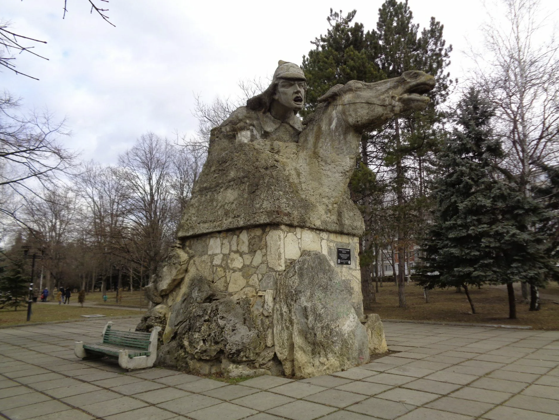 Памятник "Первым комсомольцам"