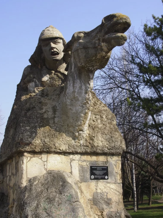 Памятник "Первым комсомольцам"