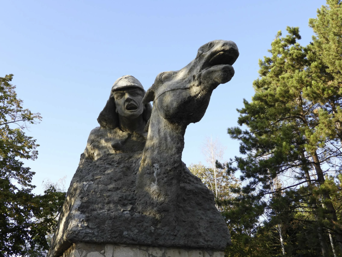 Памятник "Первым комсомольцам"