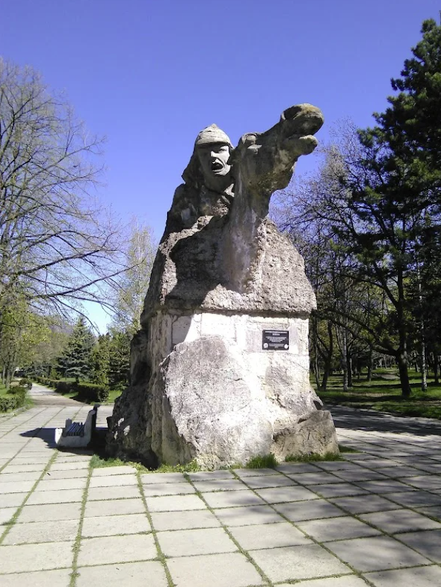 Памятник "Первым комсомольцам"