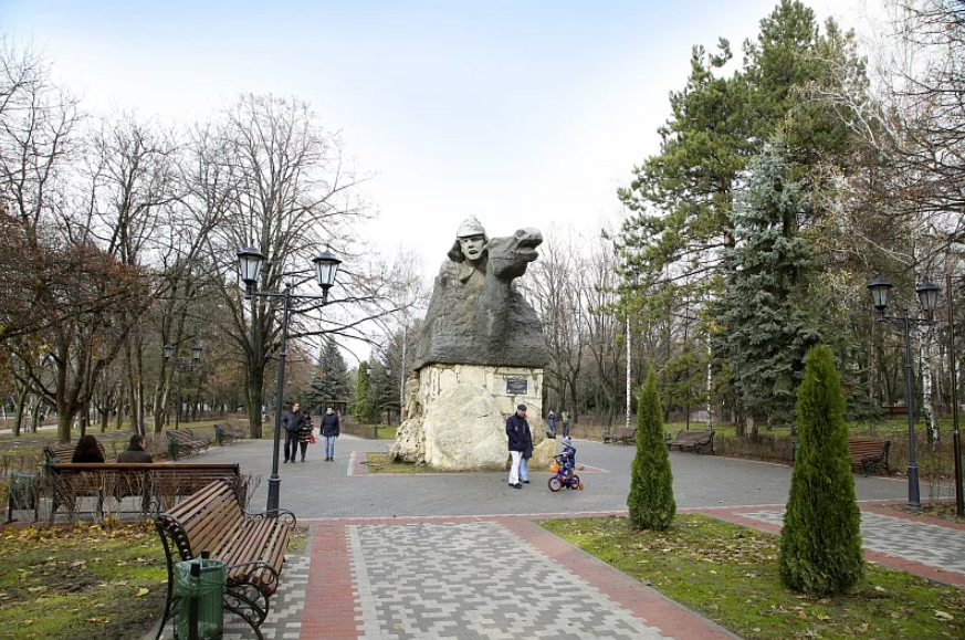 Памятник "Первым комсомольцам"